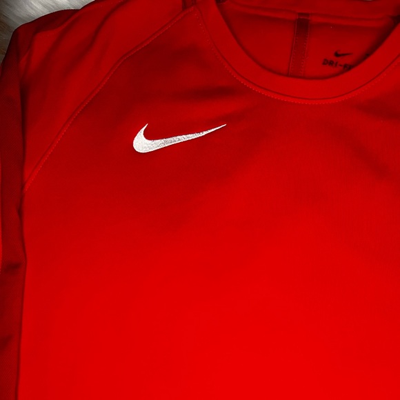 Nike Women’s Dri-Fit Red Sweatshirt Size Small - Picture 4 of 7